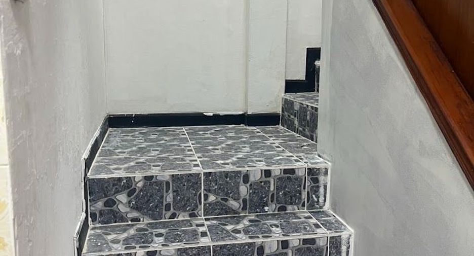 For rent 3 bedrooms townhouse in Khlong Toei, Bangkok