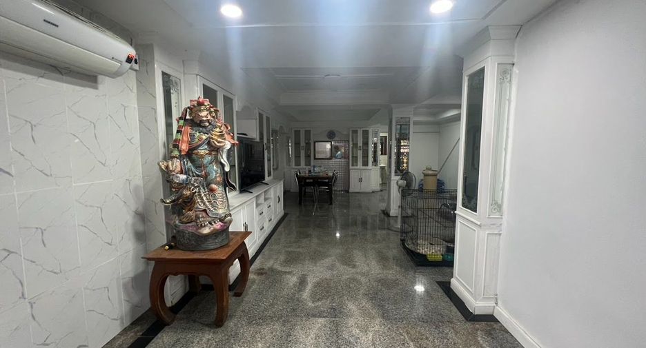 For rent 3 bedrooms townhouse in Khlong Toei, Bangkok
