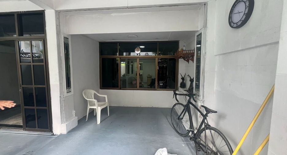 For rent 3 bedrooms townhouse in Khlong Toei, Bangkok