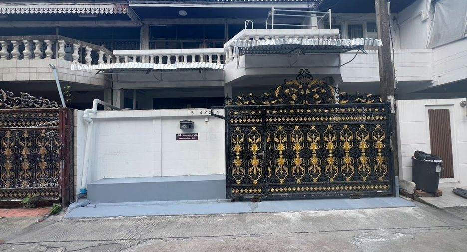 For rent 3 bedrooms townhouse in Khlong Toei, Bangkok