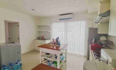 À vendre 3 chambres maison de ville à Bang Lamung, Chonburi