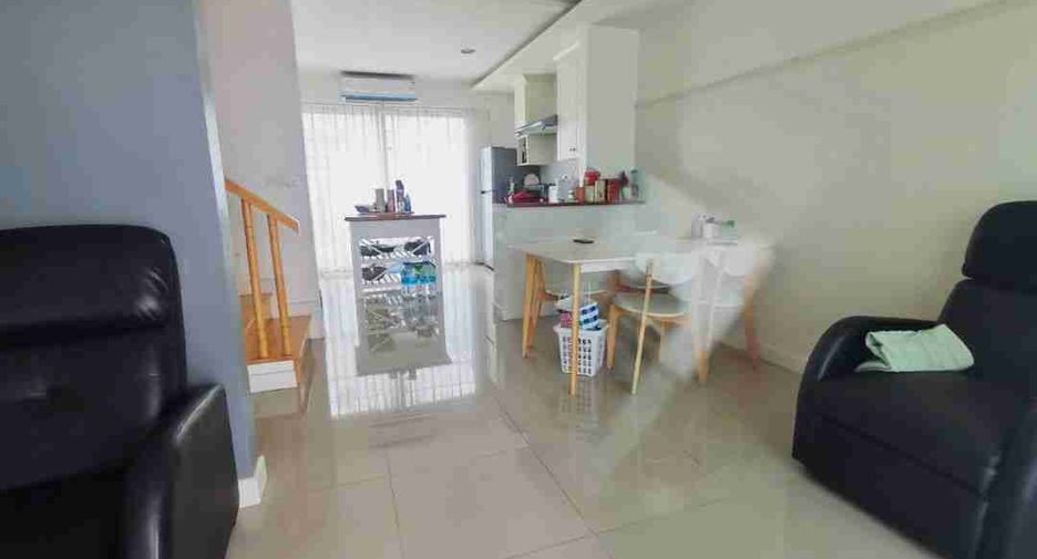 À vendre 3 chambres maison de ville à Bang Lamung, Chonburi