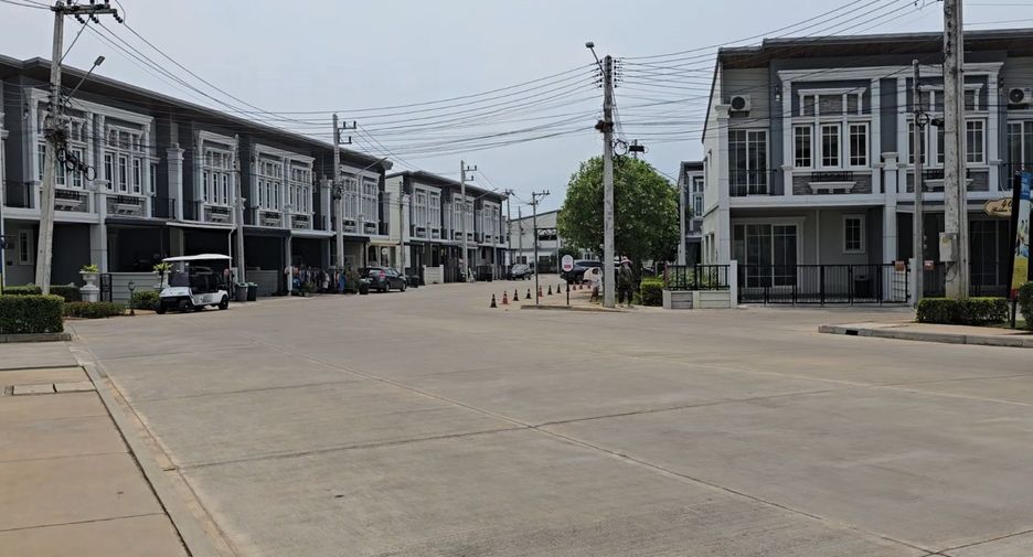 For sale 4 bedrooms townhouse in Mueang Chiang Mai, Chiang Mai