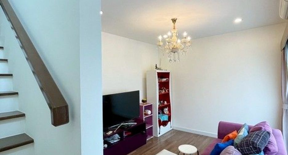 Casa adosada en venta de 3 habitaciones en Chom Thong, Bangkok