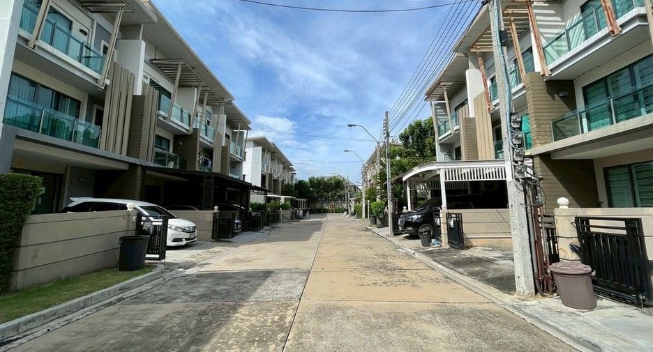 Casa adosada en venta de 3 habitaciones en Chom Thong, Bangkok
