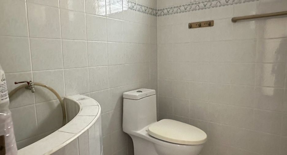 Gewerbefläche zur Miete und zum Kauf mit 3 Zimmer in Bang Rak, Bangkok
