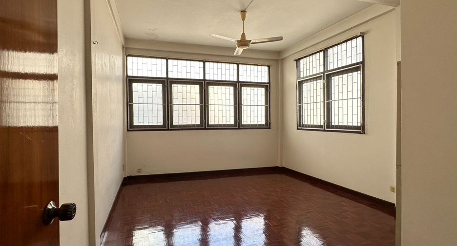 Gewerbefläche zur Miete und zum Kauf mit 3 Zimmer in Bang Rak, Bangkok