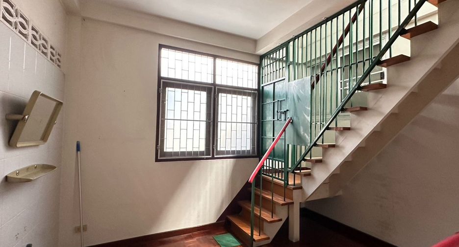 Gewerbefläche zur Miete und zum Kauf mit 3 Zimmer in Bang Rak, Bangkok