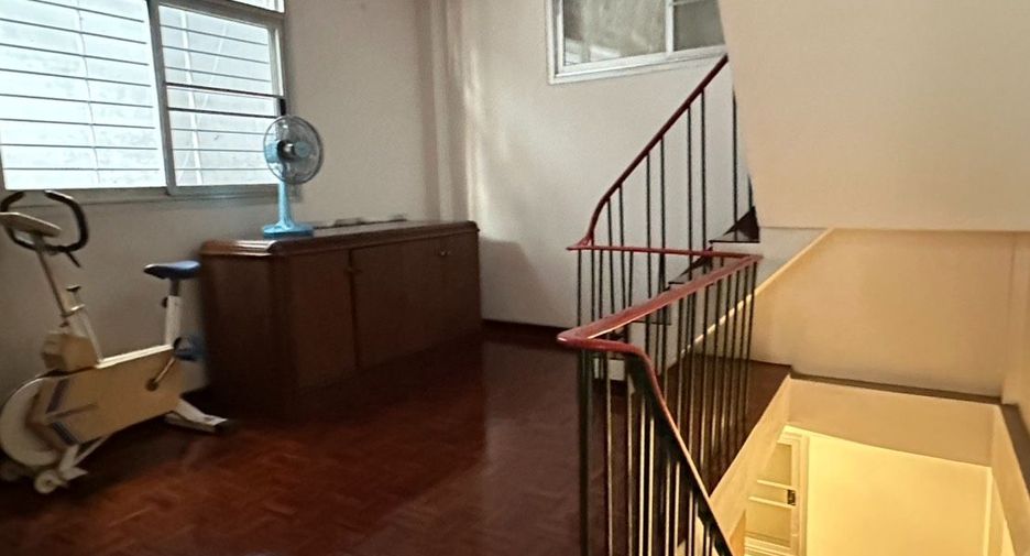 Gewerbefläche zur Miete und zum Kauf mit 3 Zimmer in Bang Rak, Bangkok