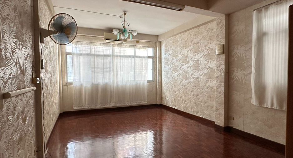 Gewerbefläche zur Miete und zum Kauf mit 3 Zimmer in Bang Rak, Bangkok