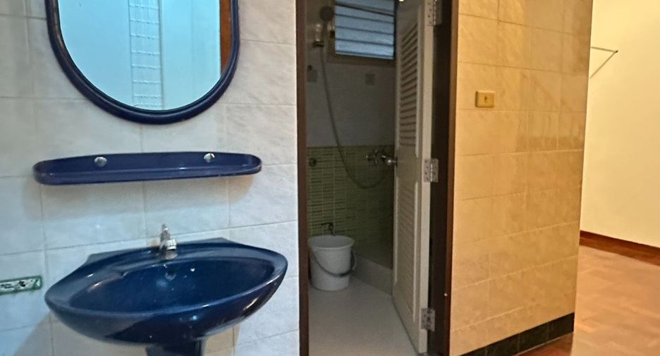 Gewerbefläche zur Miete und zum Kauf mit 3 Zimmer in Bang Rak, Bangkok