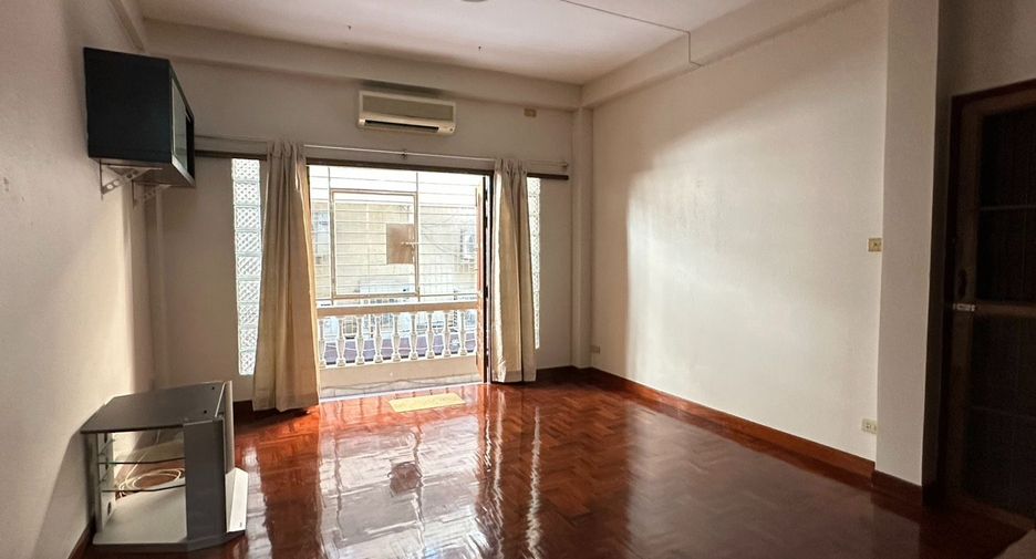 Gewerbefläche zur Miete und zum Kauf mit 3 Zimmer in Bang Rak, Bangkok