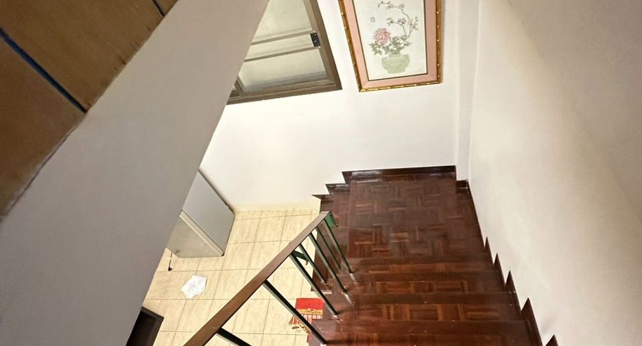 Gewerbefläche zur Miete und zum Kauf mit 3 Zimmer in Bang Rak, Bangkok