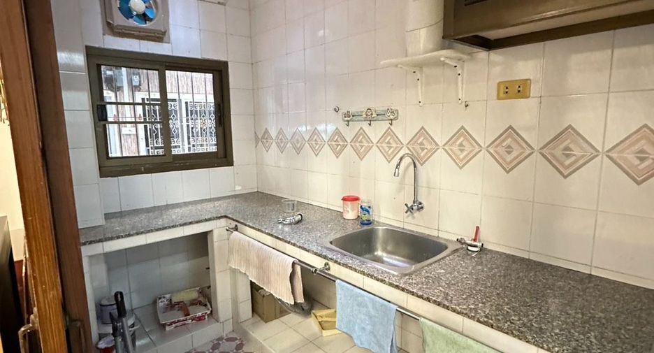 Gewerbefläche zur Miete und zum Kauf mit 3 Zimmer in Bang Rak, Bangkok