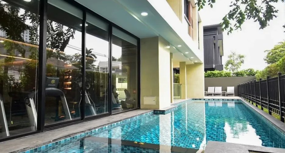 For sale 3 bedrooms condo in Khlong Toei, Bangkok