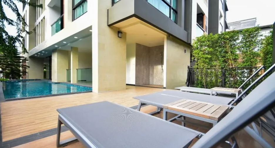 For sale 3 bedrooms condo in Khlong Toei, Bangkok