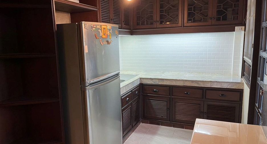 For rent そして for sale 3 ベッドルーム townhouse in Sathon, Bangkok