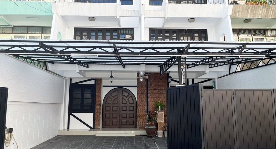 For rent そして for sale 3 ベッドルーム townhouse in Sathon, Bangkok