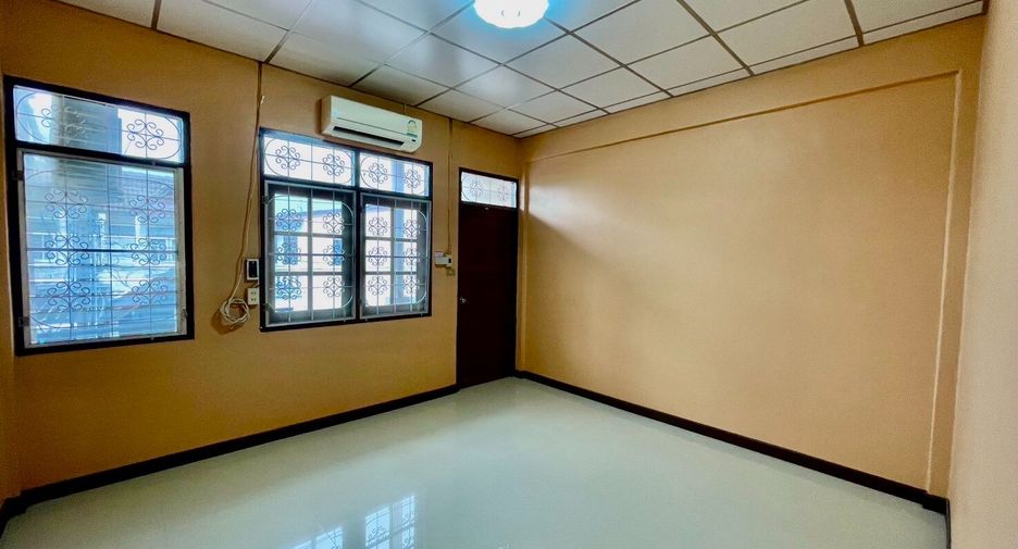 For sale 2 bedrooms townhouse in Mueang Chachoengsao, Chachoengsao