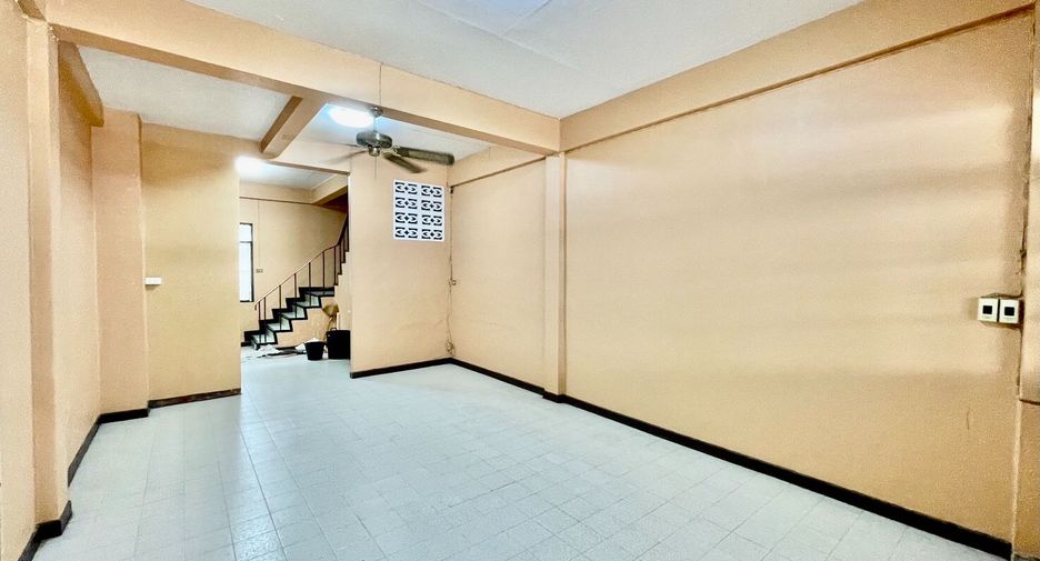For sale 2 bedrooms townhouse in Mueang Chachoengsao, Chachoengsao