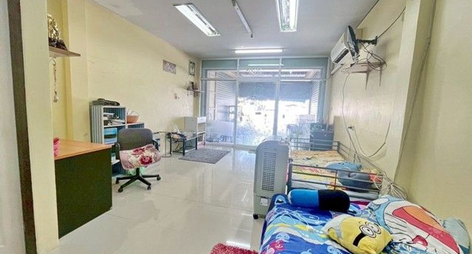 À vendre 2 chambres maison de ville à Mueang Chon Buri, Chonburi