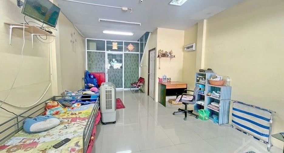 À vendre 2 chambres maison de ville à Mueang Chon Buri, Chonburi