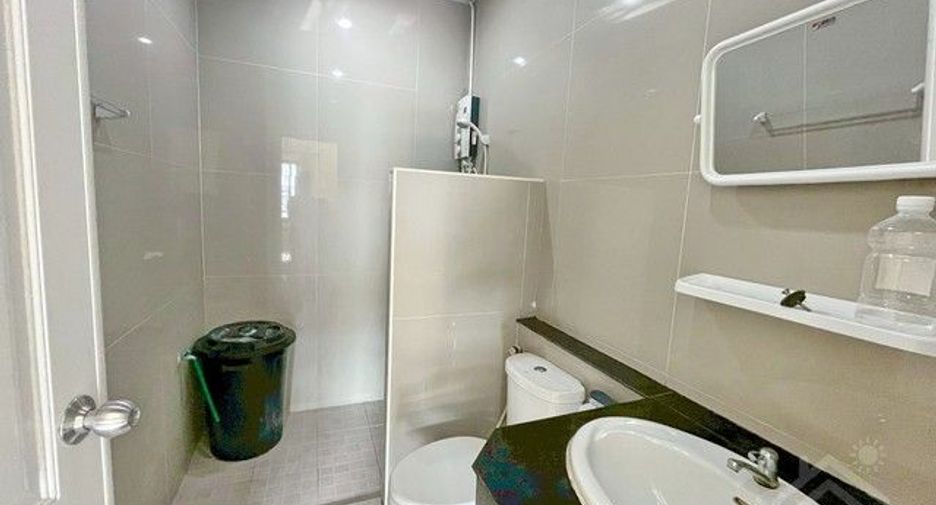 À vendre 2 chambres maison de ville à Mueang Chon Buri, Chonburi