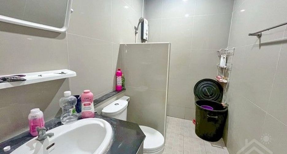 À vendre 2 chambres maison de ville à Mueang Chon Buri, Chonburi