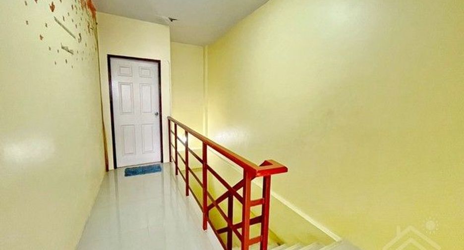 À vendre 2 chambres maison de ville à Mueang Chon Buri, Chonburi