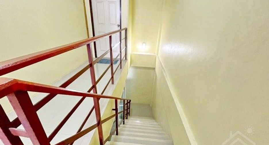 À vendre 2 chambres maison de ville à Mueang Chon Buri, Chonburi