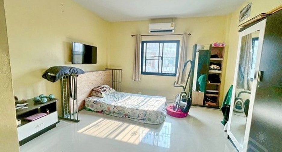À vendre 2 chambres maison de ville à Mueang Chon Buri, Chonburi
