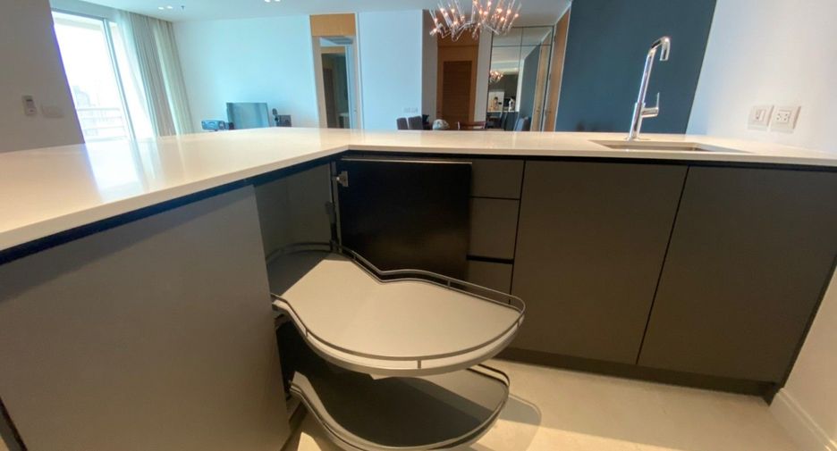 For rent 4 bedrooms condo in Sathon, Bangkok