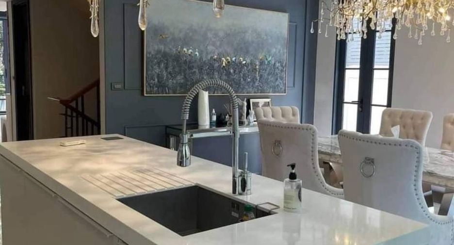 For rent 4 bedrooms townhouse in Watthana, Bangkok