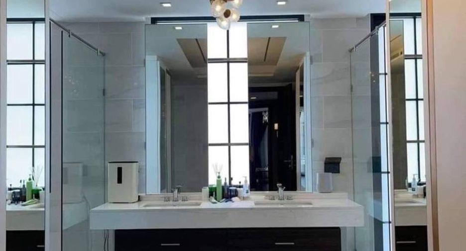 For rent 4 bedrooms townhouse in Watthana, Bangkok