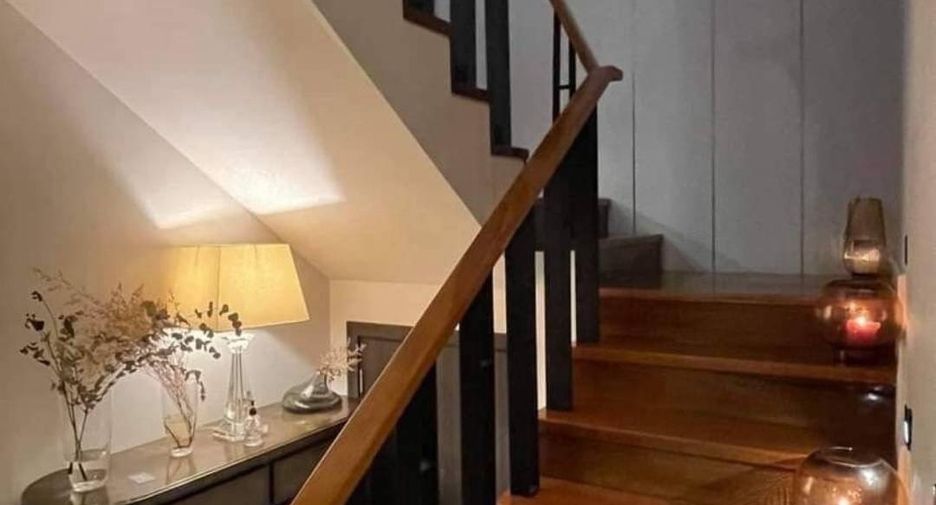 For rent 4 bedrooms townhouse in Watthana, Bangkok