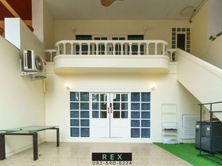 For rent 5 bed townhouse in Watthana, Bangkok