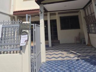 For rent 3 bed townhouse in Bang Na, Bangkok
