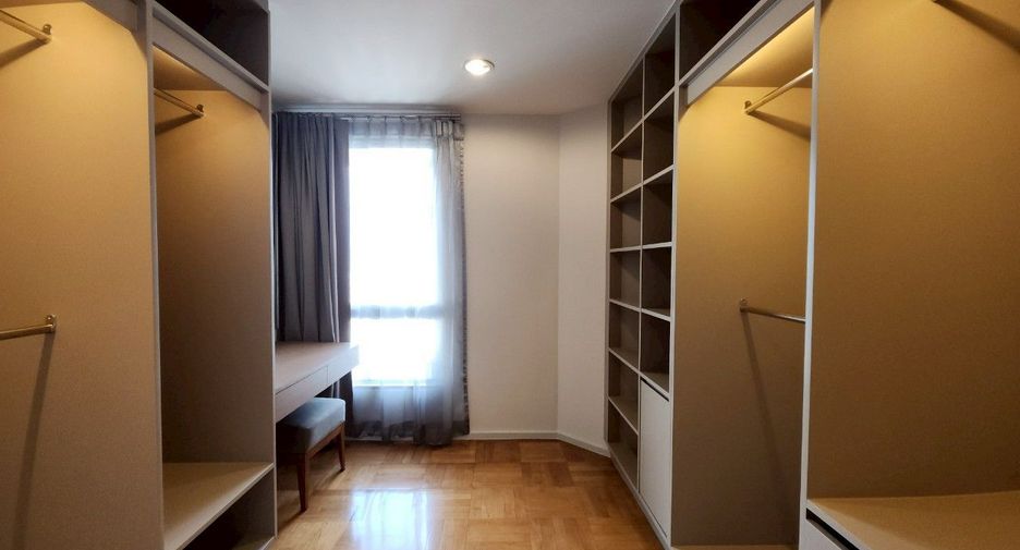 For rent 3 bedrooms serviced apartment in Sathon, Bangkok