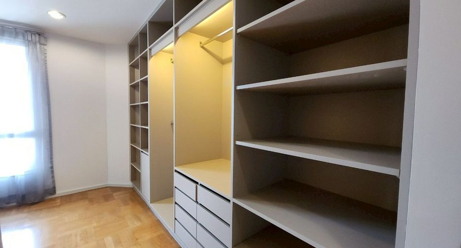 For rent 3 bedrooms serviced apartment in Sathon, Bangkok