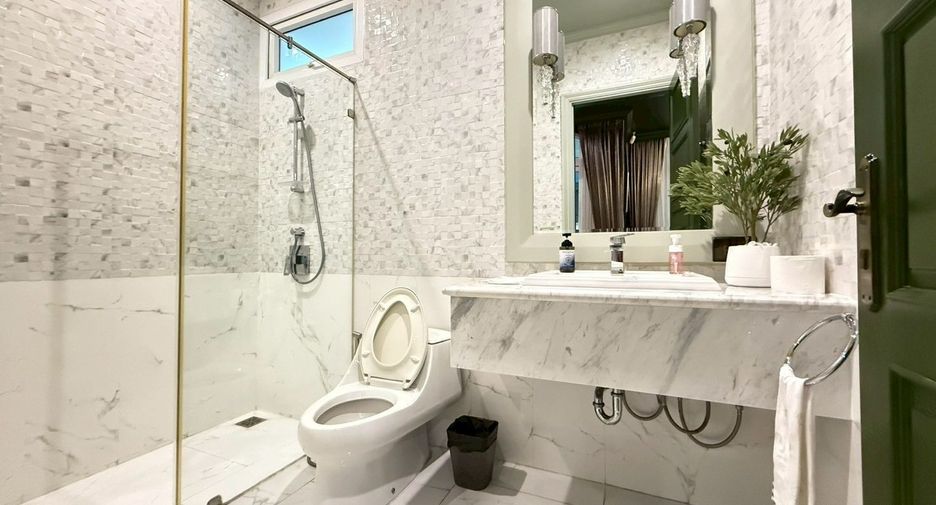 For rent 2 bedrooms house in Khlong Toei, Bangkok