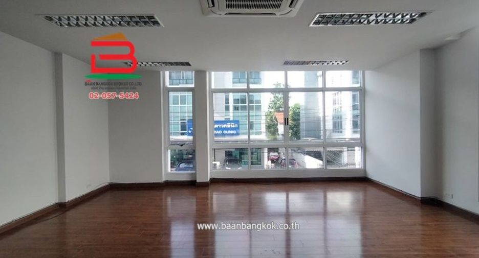 Oficina en alquiler de 2 habitaciones en Bueng Kum, Bangkok