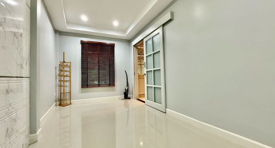 For sale 3 bedrooms house in Mueang Nonthaburi, Nonthaburi