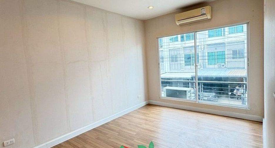 For sale 3 bedrooms townhouse in Mueang Nonthaburi, Nonthaburi
