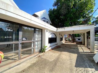 For rent 4 bedrooms retail Space in Mueang Chiang Mai, Chiang Mai
