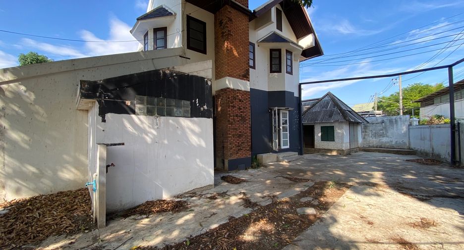 For rent 4 bedrooms retail Space in Mueang Chiang Mai, Chiang Mai
