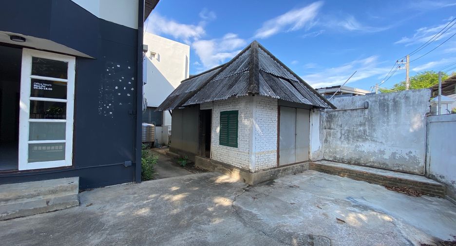 For rent 4 bedrooms retail Space in Mueang Chiang Mai, Chiang Mai
