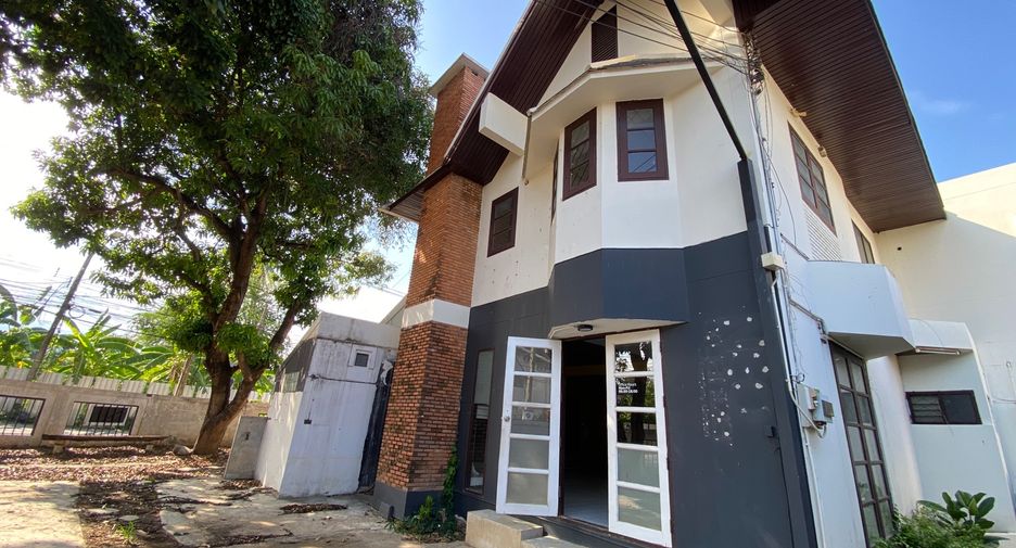 For rent 4 bedrooms retail Space in Mueang Chiang Mai, Chiang Mai