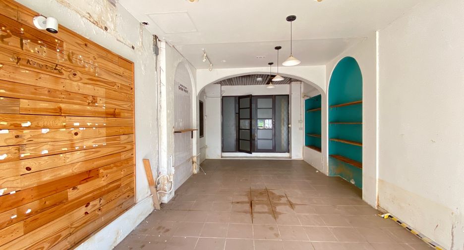 For rent 4 bedrooms retail Space in Mueang Chiang Mai, Chiang Mai