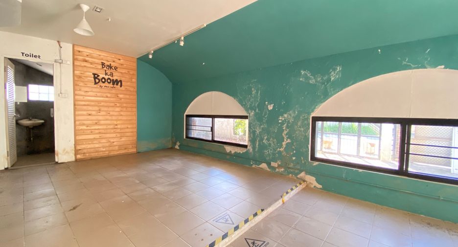 For rent 4 bedrooms retail Space in Mueang Chiang Mai, Chiang Mai