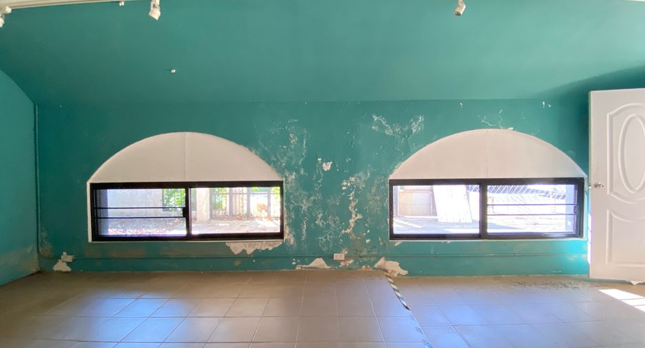 For rent 4 bedrooms retail Space in Mueang Chiang Mai, Chiang Mai